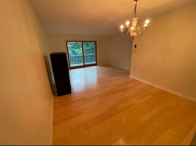 Building Photo - 45 Parsonage Ln