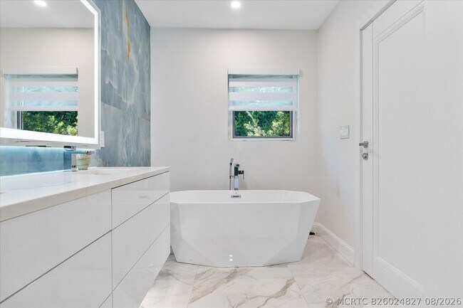 Building Photo - 207 Royal Palm Dr