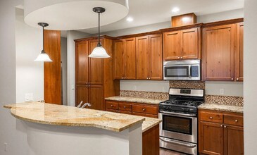 Building Photo - Beautiful and Spacious Single Family Condo in Fantastic NE Salem Location