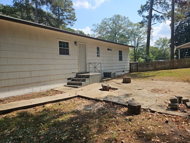 Building Photo - Renovated Marietta Bungalow