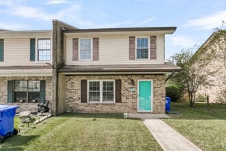 Building Photo - 3 Bedroom 1.5 Bath Town Home in North Char...