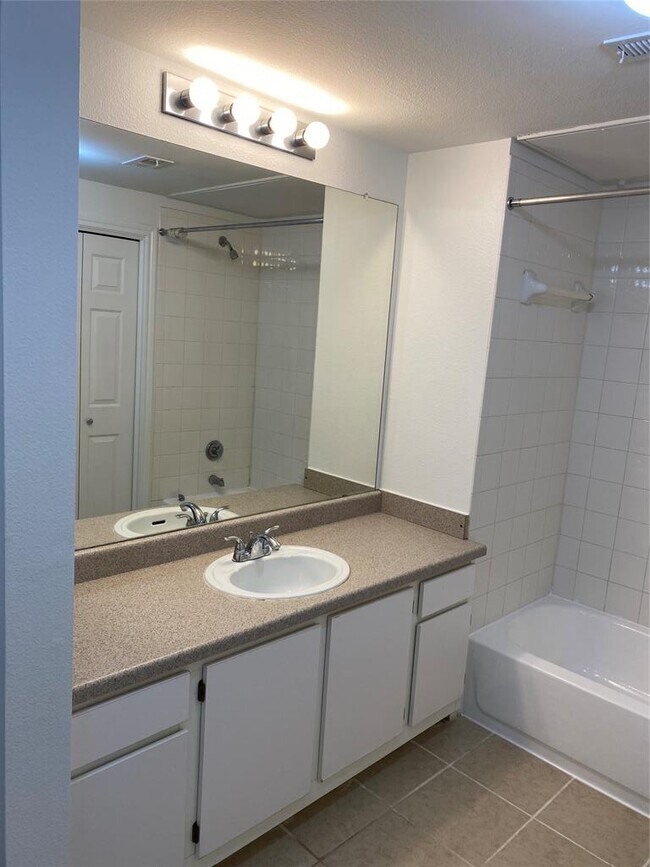 Building Photo - 2320 Gracy Farms Ln