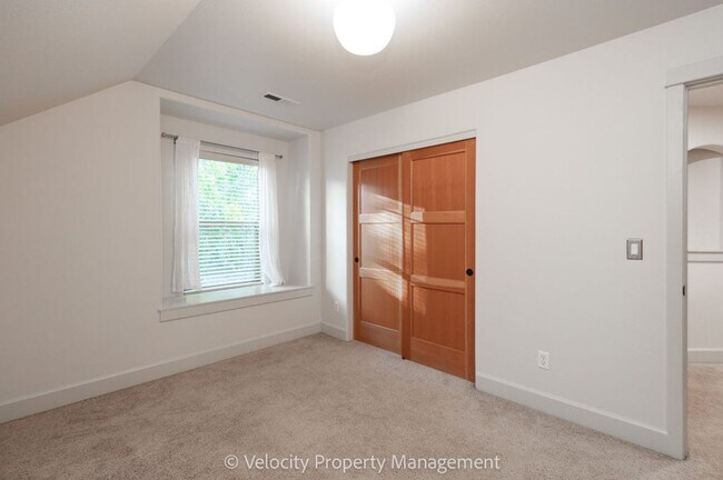 Building Photo - Beautiful NW Bend Home!