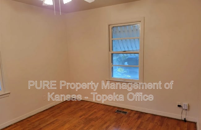 Building Photo - 310 SW Hillside Dr