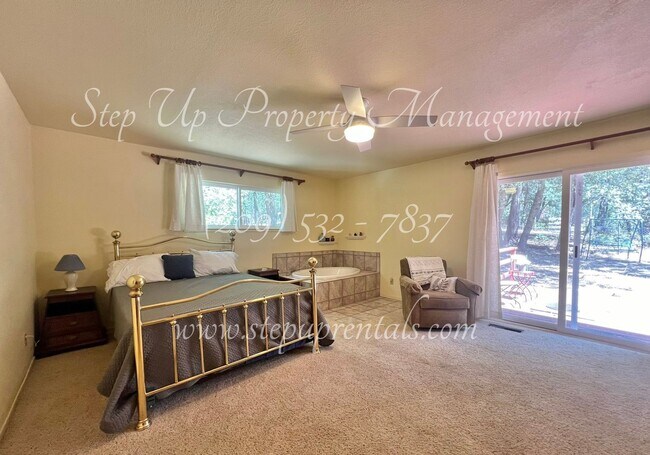 Building Photo - Inviting 3-Bedroom Home in Desirable Twain...
