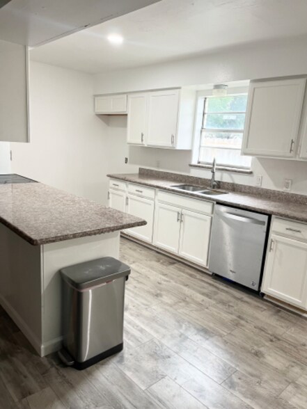 Building Photo - 10707 Scenic Dr