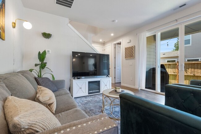 Building Photo - Beautiful 3-Bed, 3-Bath Home in Reeds Cros...