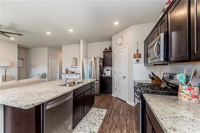 Building Photo - 717 W Lakeshore Landing Dr