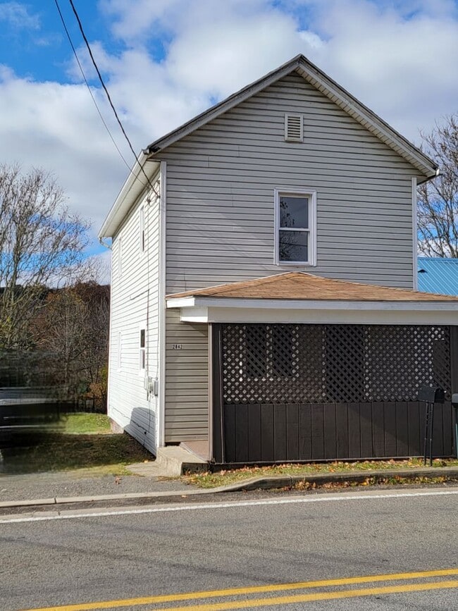 2-3 bedroom home! Only $825.00 plus utili... - 2-3 bedroom home!  Only $825.00 plus utili...