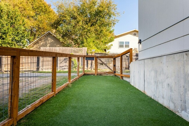 Building Photo - 2002 E 7th St