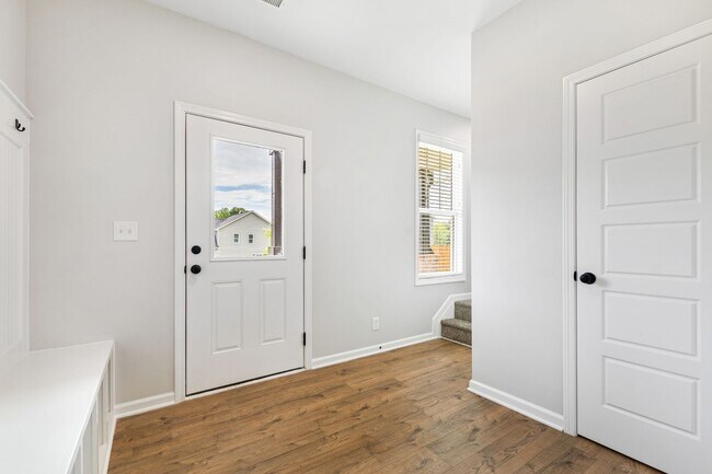 Building Photo - Nearly New 3 Bedroom home minutes to downt...