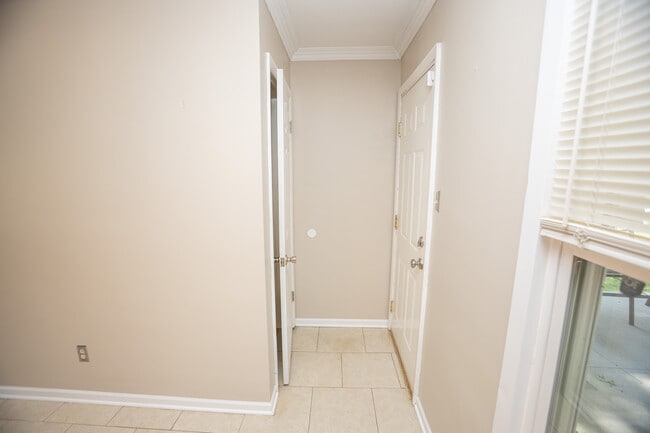 Building Photo - 1122 Major Dr