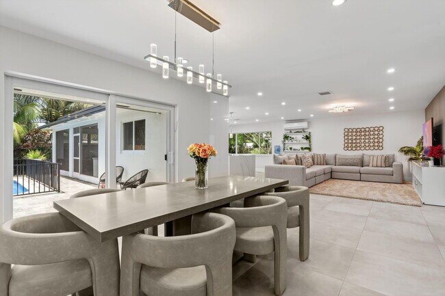 Building Photo - 600 NE 4th St