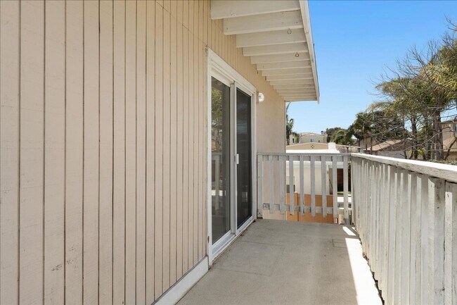 Building Photo - 107 S Aviation Blvd