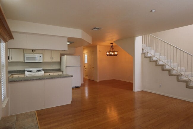 Building Photo - Lovely Cottonwood Glen Townhome