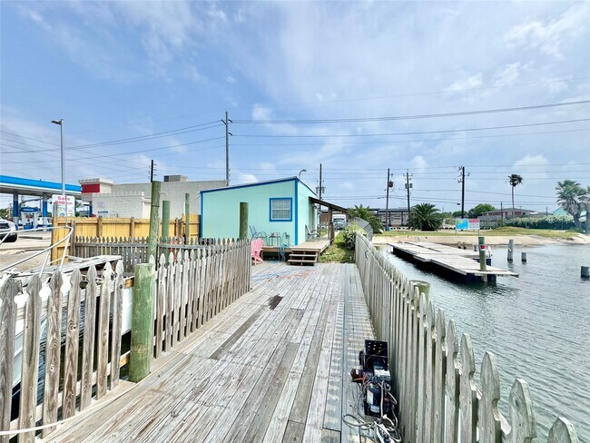 Building Photo - 6104 Heards Ln