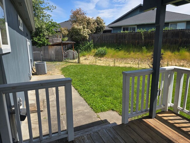 Building Photo - 3 bed 2 bath   Home for Rent in Grants Pass
