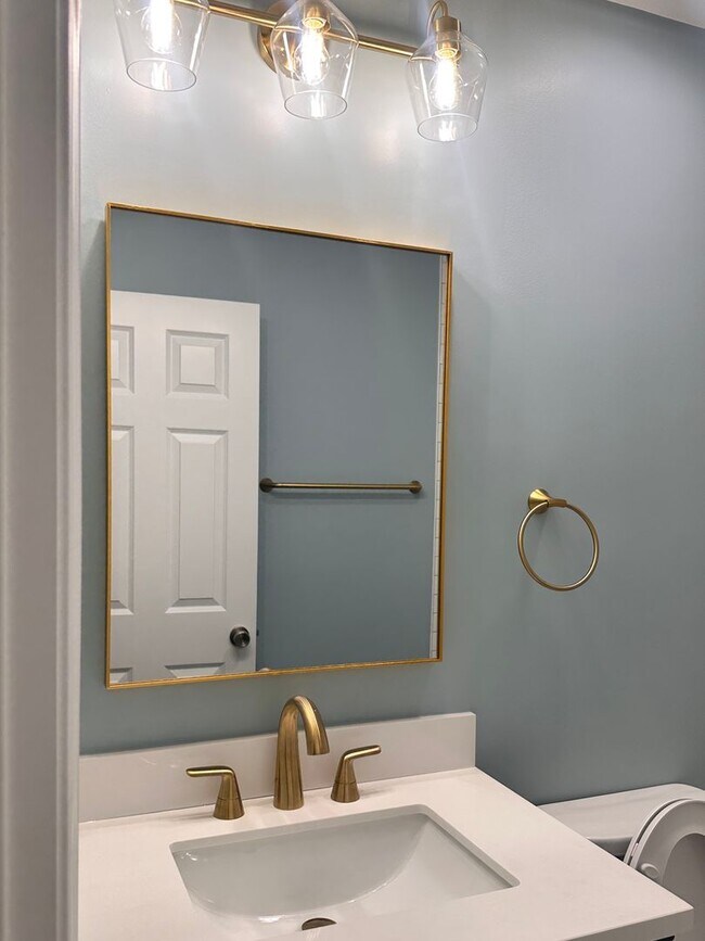 Building Photo - Renovated Kingstowne Townhouse | 3 Beds, 2...