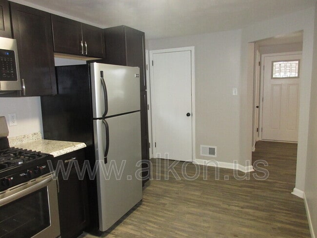 Building Photo - 1097 Roseanne Ave