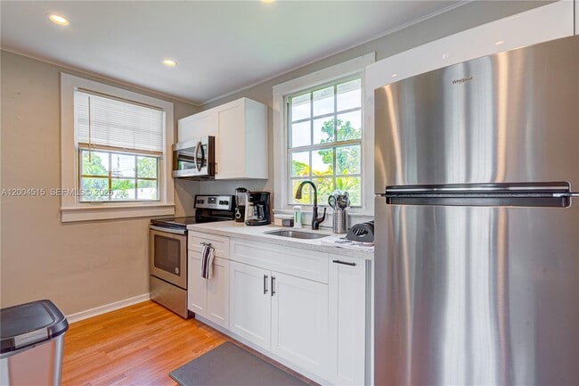 Building Photo - 227 SW 30th Ave