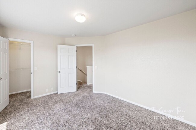 Building Photo - Charming 2-Bedroom Townhome in Central Col...