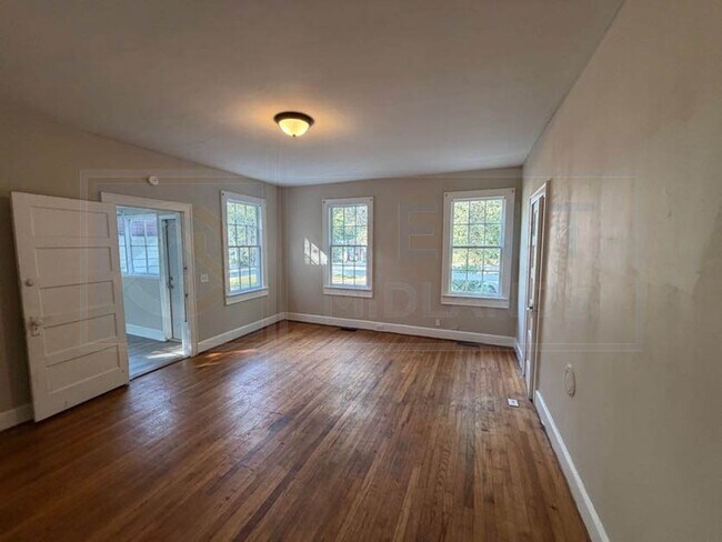 Building Photo - 3 Bedroom Home Available in Columbia