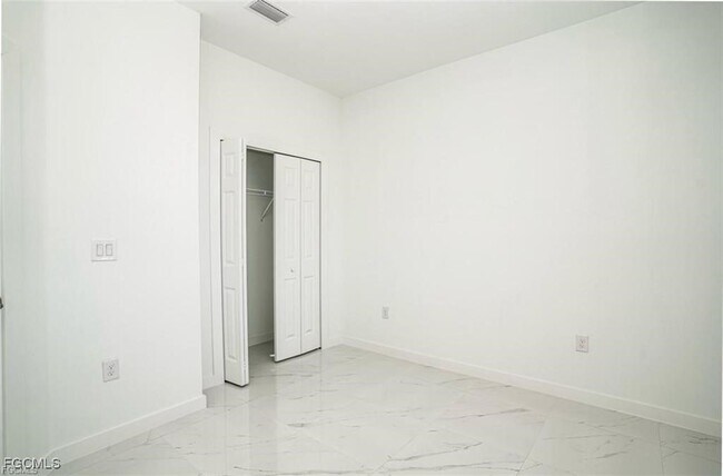 Building Photo - 2425 Mansfield Ave S