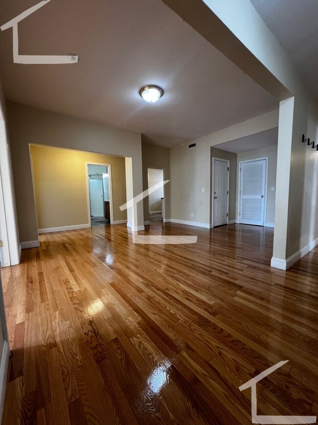 Building Photo - 9/1/25 Amazing South Campus 4BR/2BA w/balc...