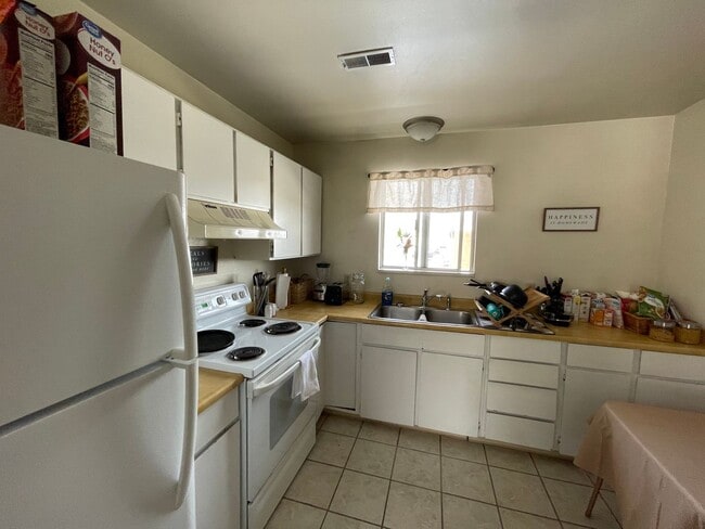 Building Photo - Upper Level 2 Bedroom 1 Bath