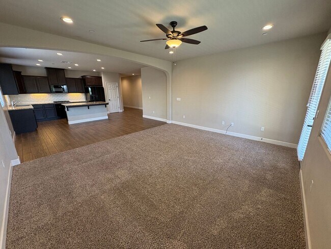 Building Photo - Lovely SE Tulare available now!