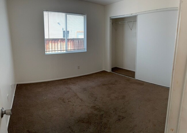 Building Photo - Spacious 4 bedroom / 3 Bathroom Jurupa Val...