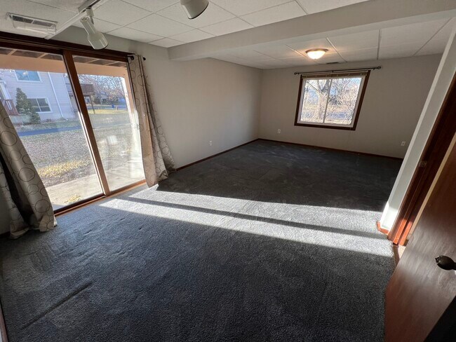 Building Photo - 5 Golden Oak Dr