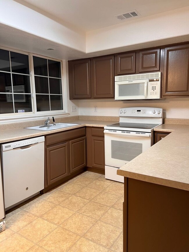 Building Photo - Gorgeous 2 bed/2.5 bath townhome in Welby ...