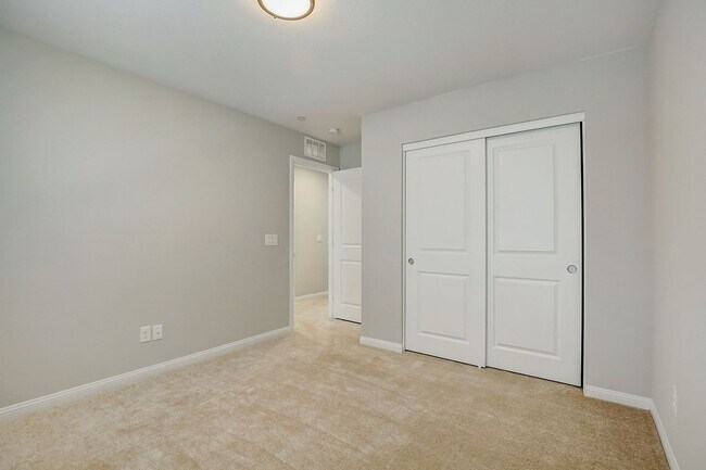 Building Photo - 10643 Enridge Ave