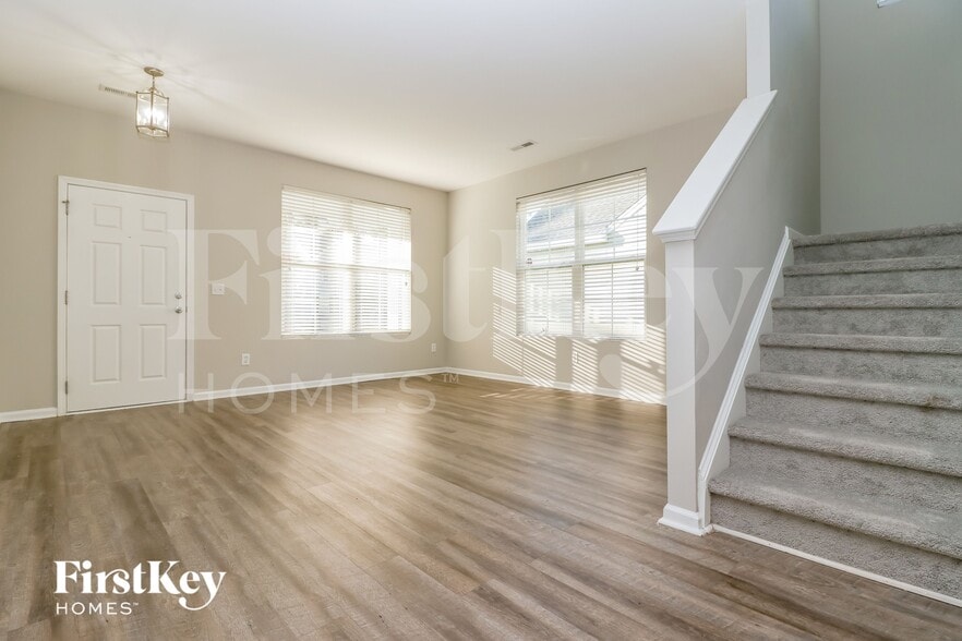 Building Photo - 426 Village Park Dr