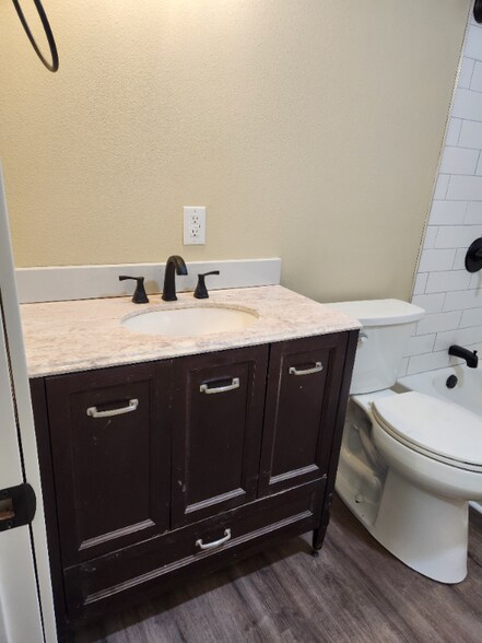 Building Photo - 974 SE Roberts Ave