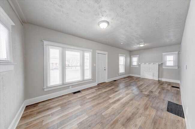 Building Photo - 1015 S Sheffield Ave