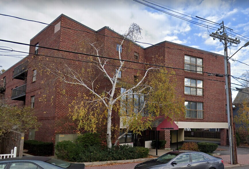 Building Photo - 23 Elm St