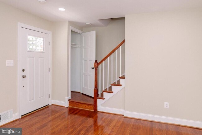 Building Photo - 632 Faraday Pl NE