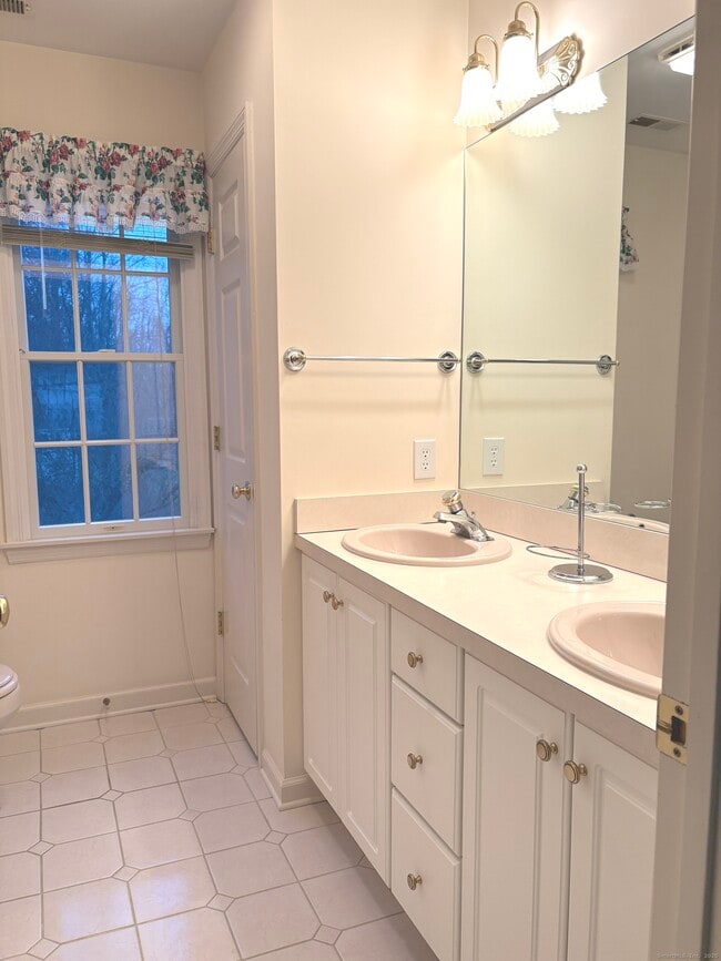 Building Photo - 5 Howes Ct