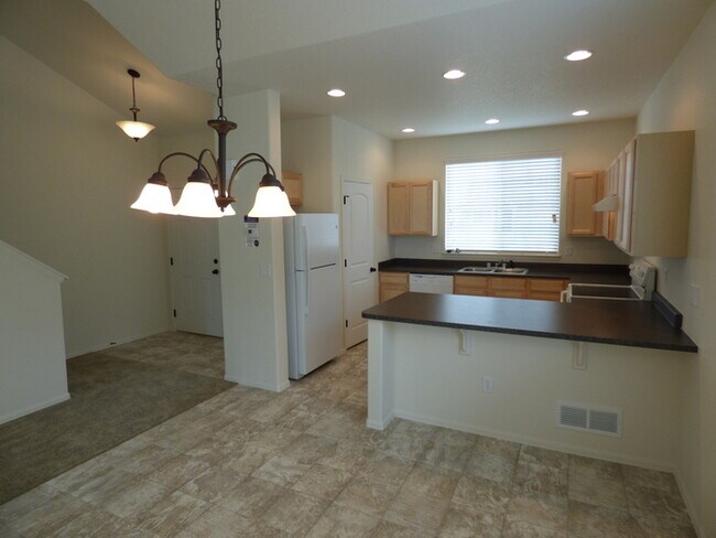 Building Photo - 4 Bed / 2.5 Bath Home in Windsor!