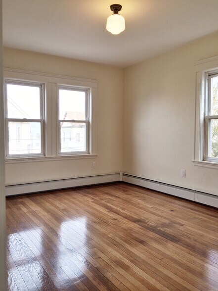 Building Photo - 75 Gardena St