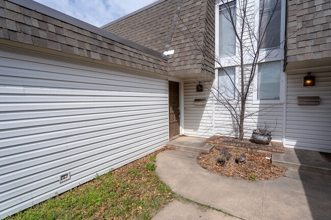 Building Photo - Spacious Backyard, 2 Car Garage, Close to NW Expressway!