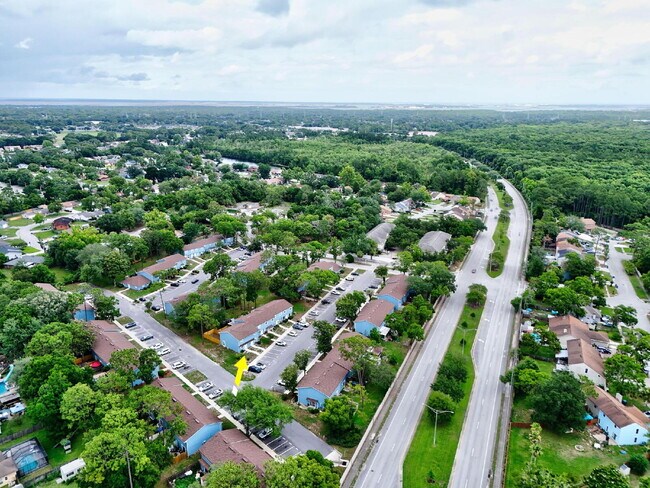 Building Photo - "Charming 2-Bed Townhouse with Modern Comf...
