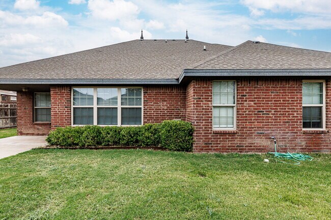 Building Photo - Gorgeous 4 bed 2.5 bath!