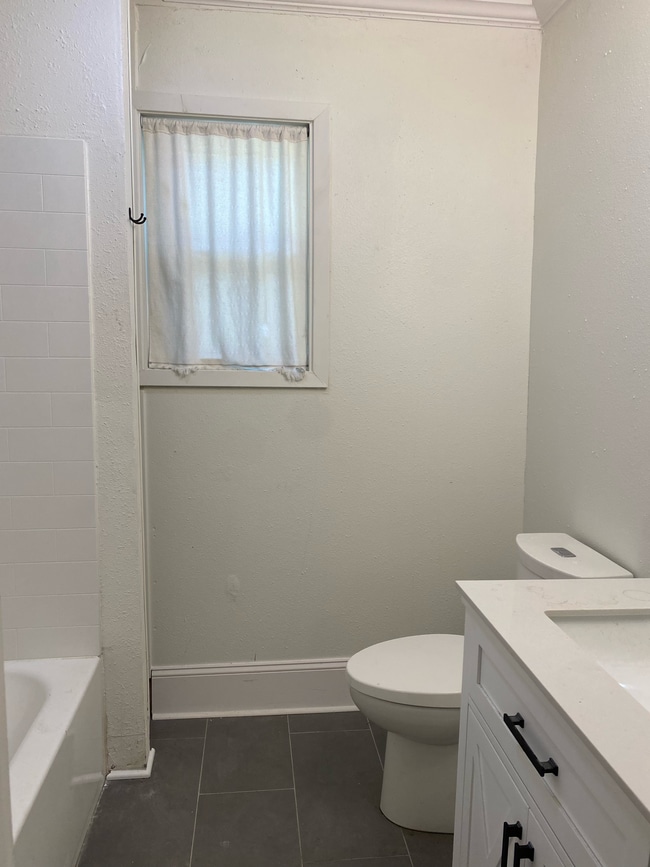 Building Photo - Hickory Street