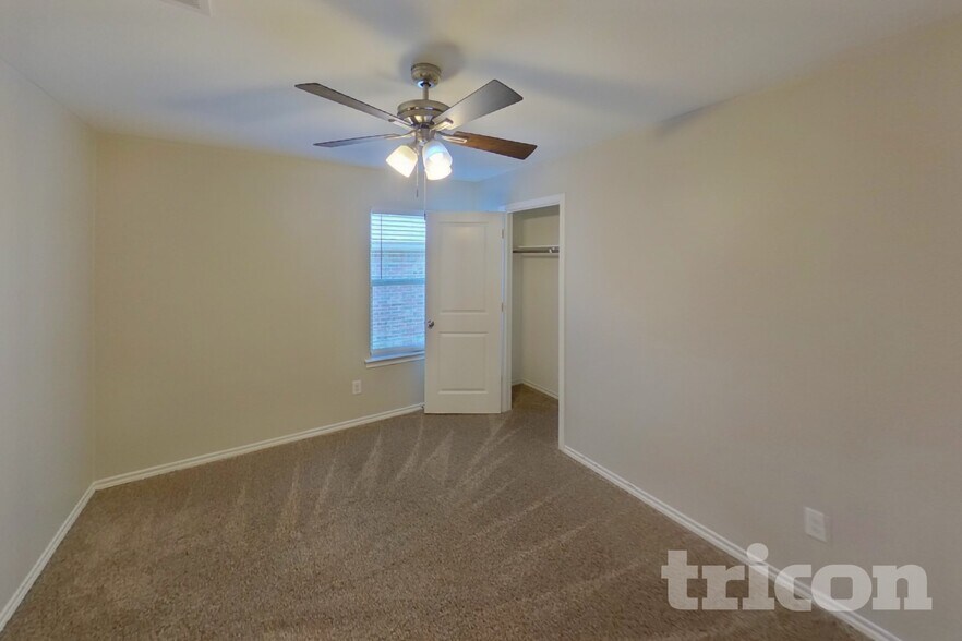 Building Photo - 1002 Meadow Wood Ln