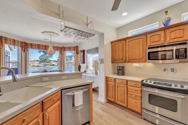 Building Photo - Charming 2 Bed, 2 Bath Rental with Lagoon Views in Sun City!