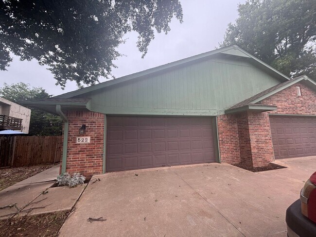 Building Photo - 522 E Rogers Dr