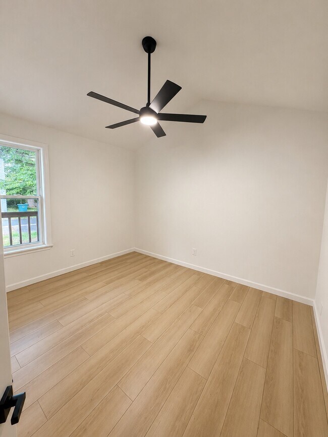 Building Photo - 2112 Valley Oaks Dr SE